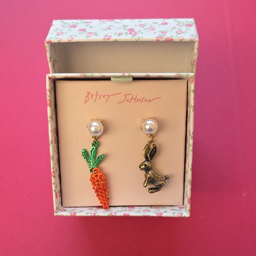 NIB: Betsey Johnson Orange Carrot and Gold Bunny Earrings